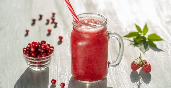 A recipe for a delicious summer berry smoothie drink