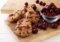 Recipe with fresh cranberries and christmas cookies