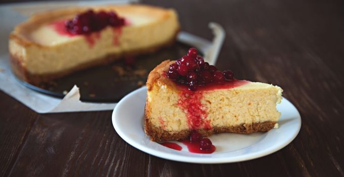 Cheesecake with Graham Cracker crumbs and cranberry topping